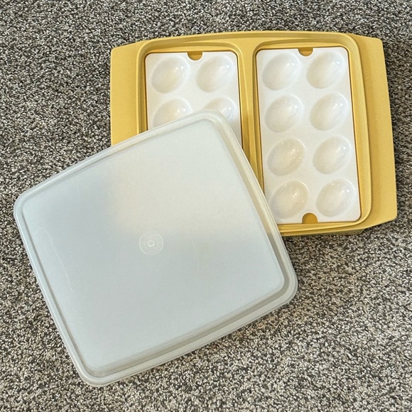 4 PC VINTAGE TUPPERWARE GOLD DEVILED EGG KEEPER CARRIER SERVER TRAY ~ LOOKS NEW - Picture 1 of 12